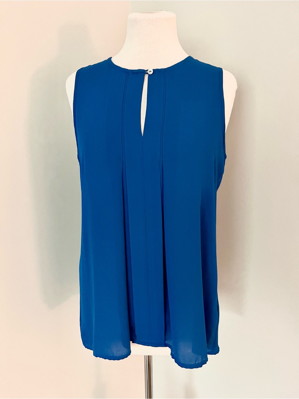Rose & Olive Sleeveless Draped Keyhole Blouse, M - Blue